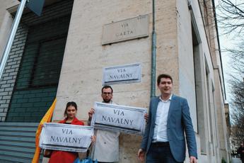 Roma, la strada diventa via Navalny davanti all’ambasciata russa