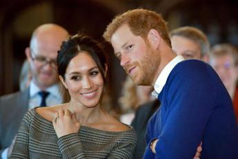 Royal Family e la foto ritoccata, “gaffe di Kate occasione d’oro per Harry e Meghan”