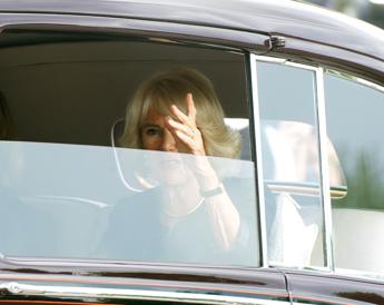 Royal Family, la regina Camilla si prende una vacanza: “E’ esausta dopo tanto lavoro”