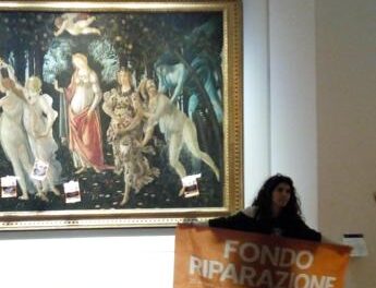 Uffizi, blitz Ultima generazione: volantini attaccati alla Primavera di Botticelli