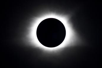 Eclissi solare, oggi l’evento astronomico dell’anno: tutto quello che c’è da sapere