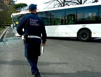 Incidente tra due autobus a Roma, almeno 9 feriti