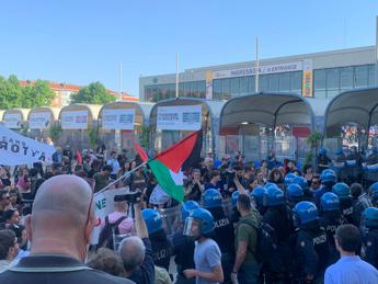 Cortei pro Palestina a Milano, Torino, Roma: tensione ai cancelli del Salone del libro