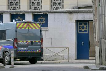 Francia, tenta di dare fuoco a sinagoga: polizia uccide uomo armato